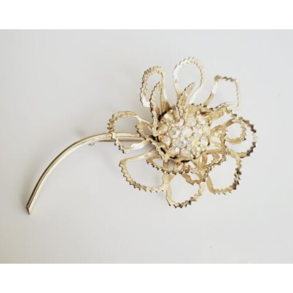 VINTAGE SARAH COVENTRY BROOCH FLOWER IRIDESCENT RHINESTONE GOLD TONE METAL LARGE